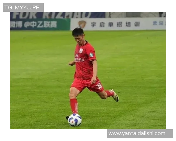 绿茵场上的闪耀之星穿着绿色足球衣展现无与伦比的风采与实力